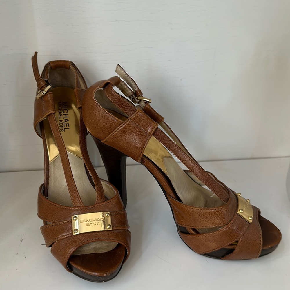 MICHAEL KORS Leather platform heels.